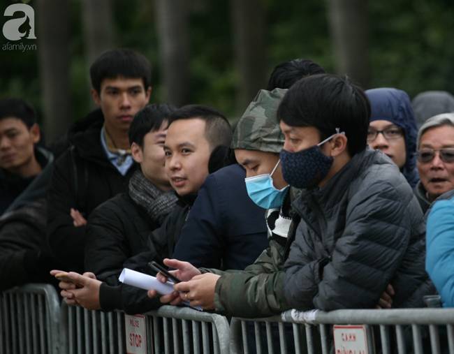 Bất chấp rét mướt, nhiều người vẫn xếp hàng từ 5h ở VFF chờ nhận vé trận chung kết-3