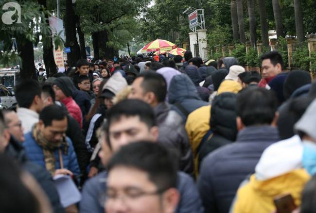 Bất chấp rét mướt, nhiều người vẫn xếp hàng từ 5h ở VFF chờ nhận vé trận chung kết-5