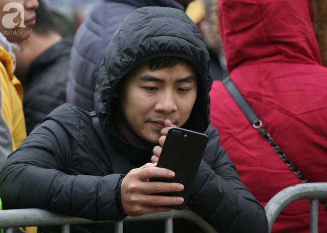 Bất chấp rét mướt, nhiều người vẫn xếp hàng từ 5h ở VFF chờ nhận vé trận chung kết-6