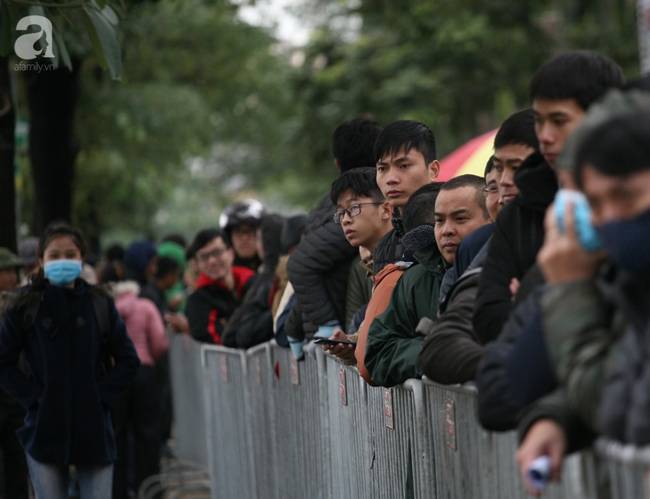 Bất chấp rét mướt, nhiều người vẫn xếp hàng từ 5h ở VFF chờ nhận vé trận chung kết-7