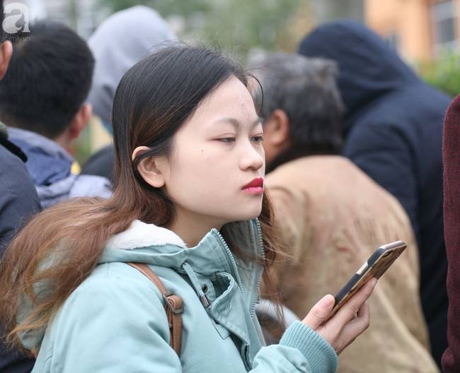 Bất chấp rét mướt, nhiều người vẫn xếp hàng từ 5h ở VFF chờ nhận vé trận chung kết-8