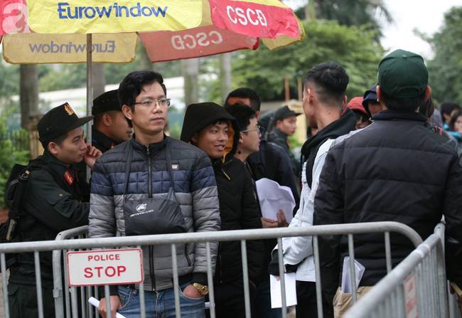 Bất chấp rét mướt, nhiều người vẫn xếp hàng từ 5h ở VFF chờ nhận vé trận chung kết-9