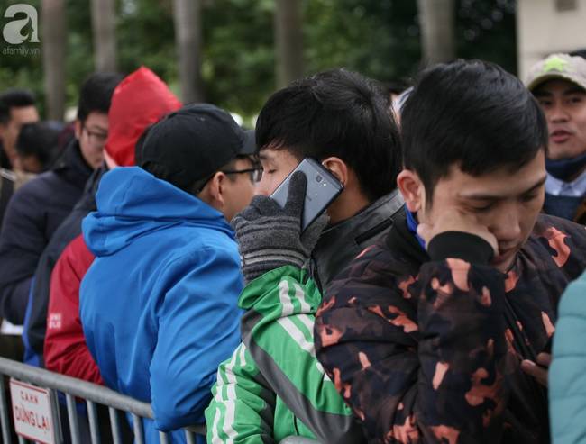 Bất chấp rét mướt, nhiều người vẫn xếp hàng từ 5h ở VFF chờ nhận vé trận chung kết-12