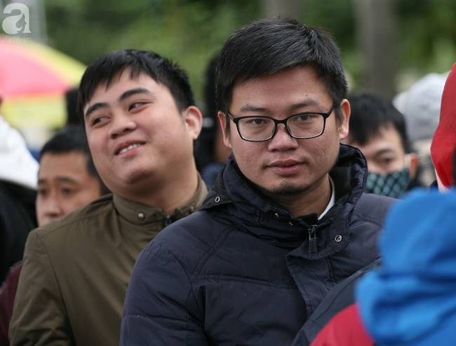 Bất chấp rét mướt, nhiều người vẫn xếp hàng từ 5h ở VFF chờ nhận vé trận chung kết-13