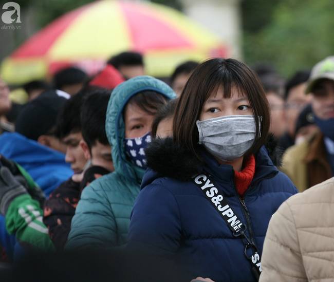 Bất chấp rét mướt, nhiều người vẫn xếp hàng từ 5h ở VFF chờ nhận vé trận chung kết-14