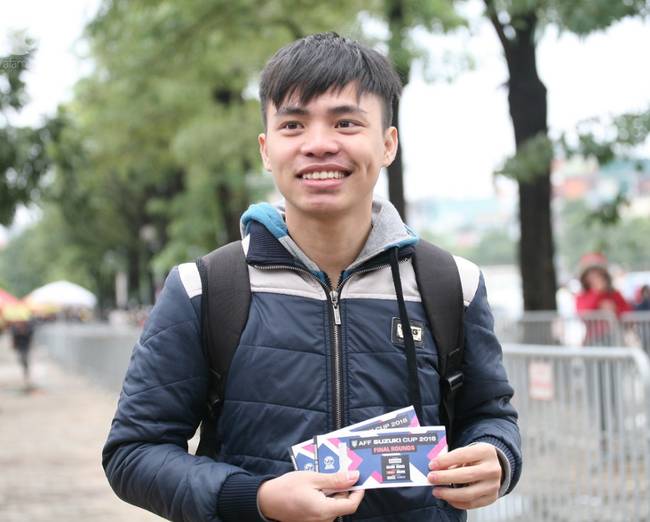 Bất chấp rét mướt, nhiều người vẫn xếp hàng từ 5h ở VFF chờ nhận vé trận chung kết-15