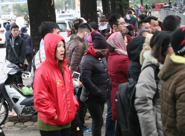 Bất chấp rét mướt, nhiều người vẫn xếp hàng từ 5h ở VFF chờ nhận vé trận chung kết-16