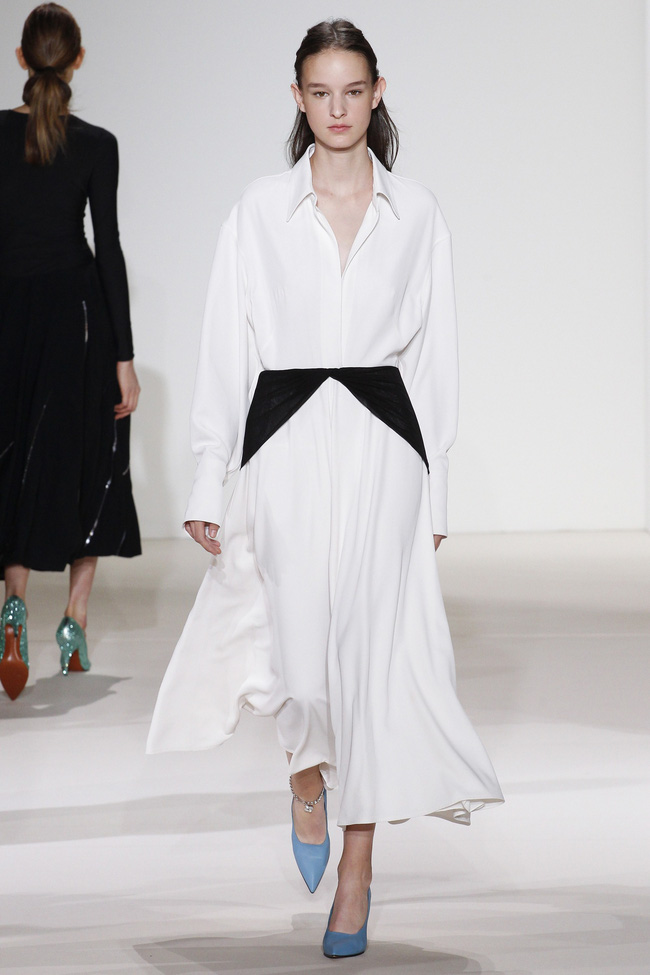 Bật mí 10 kiểu trang phục không bao giờ lỗi mốt, chị em nên có trong tủ đồ-20