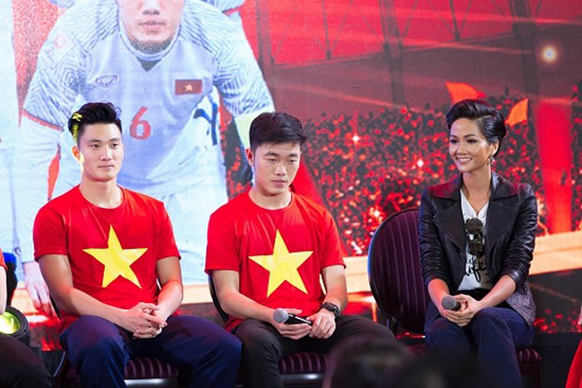 Công Phượng và ĐT Việt Nam phản ứng thế nào khi chụp cùng người đẹp showbiz?-6