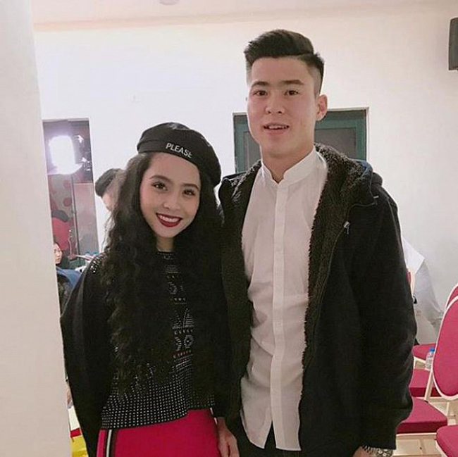 Công Phượng và ĐT Việt Nam phản ứng thế nào khi chụp cùng người đẹp showbiz?-21