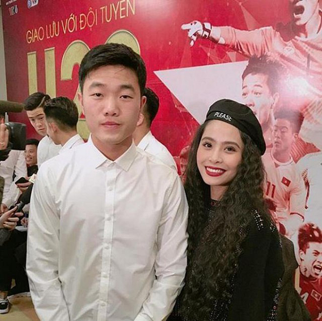 Công Phượng và ĐT Việt Nam phản ứng thế nào khi chụp cùng người đẹp showbiz?-19