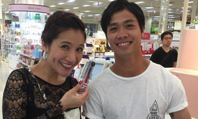 Công Phượng và ĐT Việt Nam phản ứng thế nào khi chụp cùng người đẹp showbiz?-2