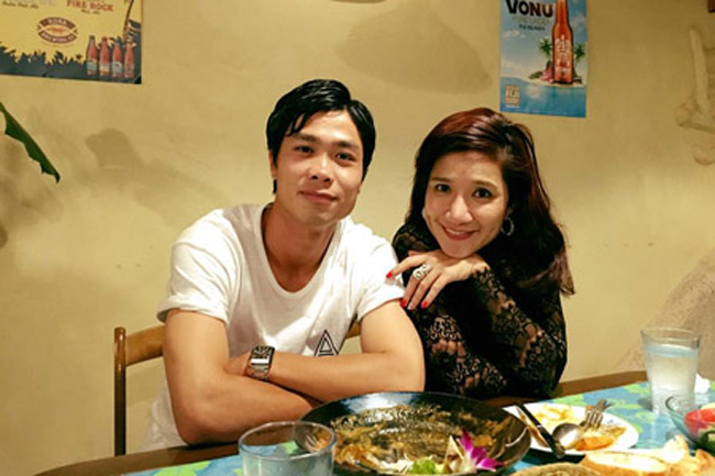 Công Phượng và ĐT Việt Nam phản ứng thế nào khi chụp cùng người đẹp showbiz?-1