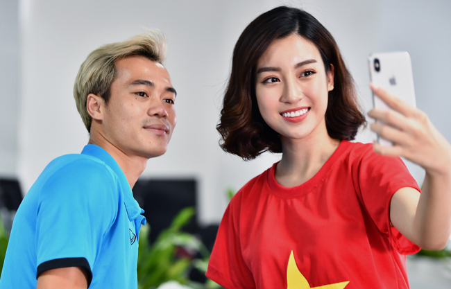 Công Phượng và ĐT Việt Nam phản ứng thế nào khi chụp cùng người đẹp showbiz?-18