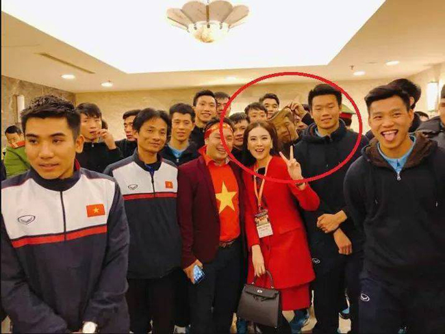 Công Phượng và ĐT Việt Nam phản ứng thế nào khi chụp cùng người đẹp showbiz?-13