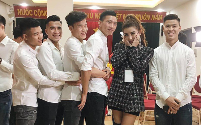 Công Phượng và ĐT Việt Nam phản ứng thế nào khi chụp cùng người đẹp showbiz?-25