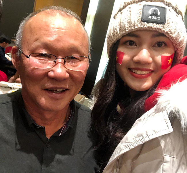 Công Phượng và ĐT Việt Nam phản ứng thế nào khi chụp cùng người đẹp showbiz?-4