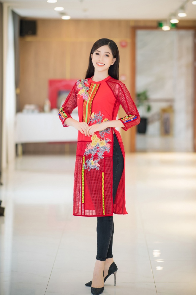 Á hậu Phương Nga diện áo dài dịu dàng trình diễn thời trang-1