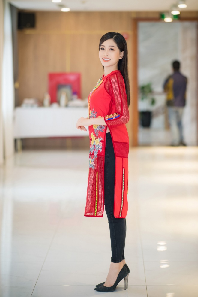 Á hậu Phương Nga diện áo dài dịu dàng trình diễn thời trang-2