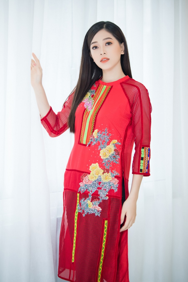 Á hậu Phương Nga diện áo dài dịu dàng trình diễn thời trang-3