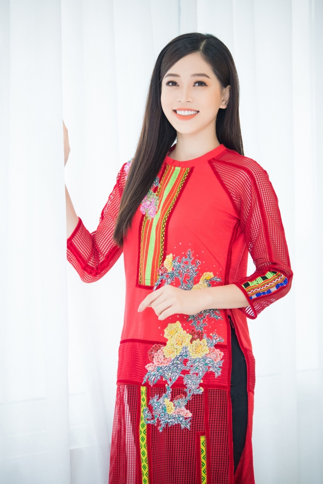 Á hậu Phương Nga diện áo dài dịu dàng trình diễn thời trang-4