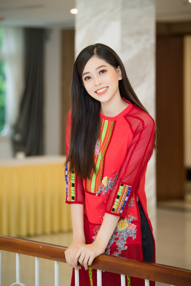 Á hậu Phương Nga diện áo dài dịu dàng trình diễn thời trang-7
