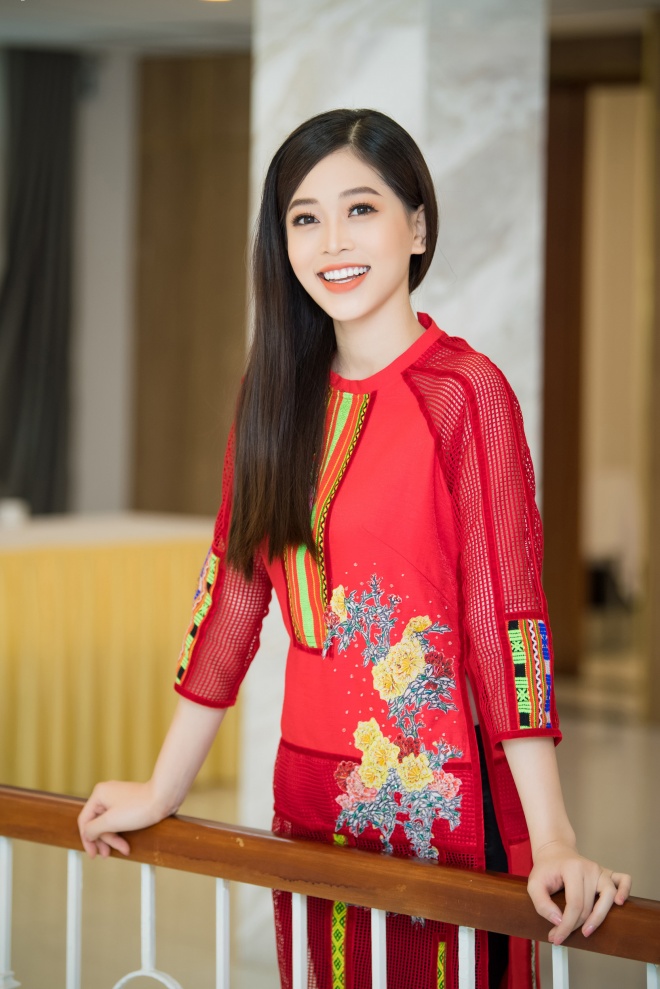 Á hậu Phương Nga diện áo dài dịu dàng trình diễn thời trang-9