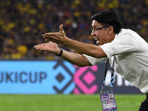 HLV trưởng Malaysia đi cùng người phụ nữ bí ẩn sang Việt Nam đá trận chung kết AFF Cup 2018-10