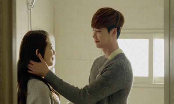 Hừng hực khí thế cho đêm tân hôn, tụt cảm xúc khi bắt gặp chồng trong tư thế ấy-1