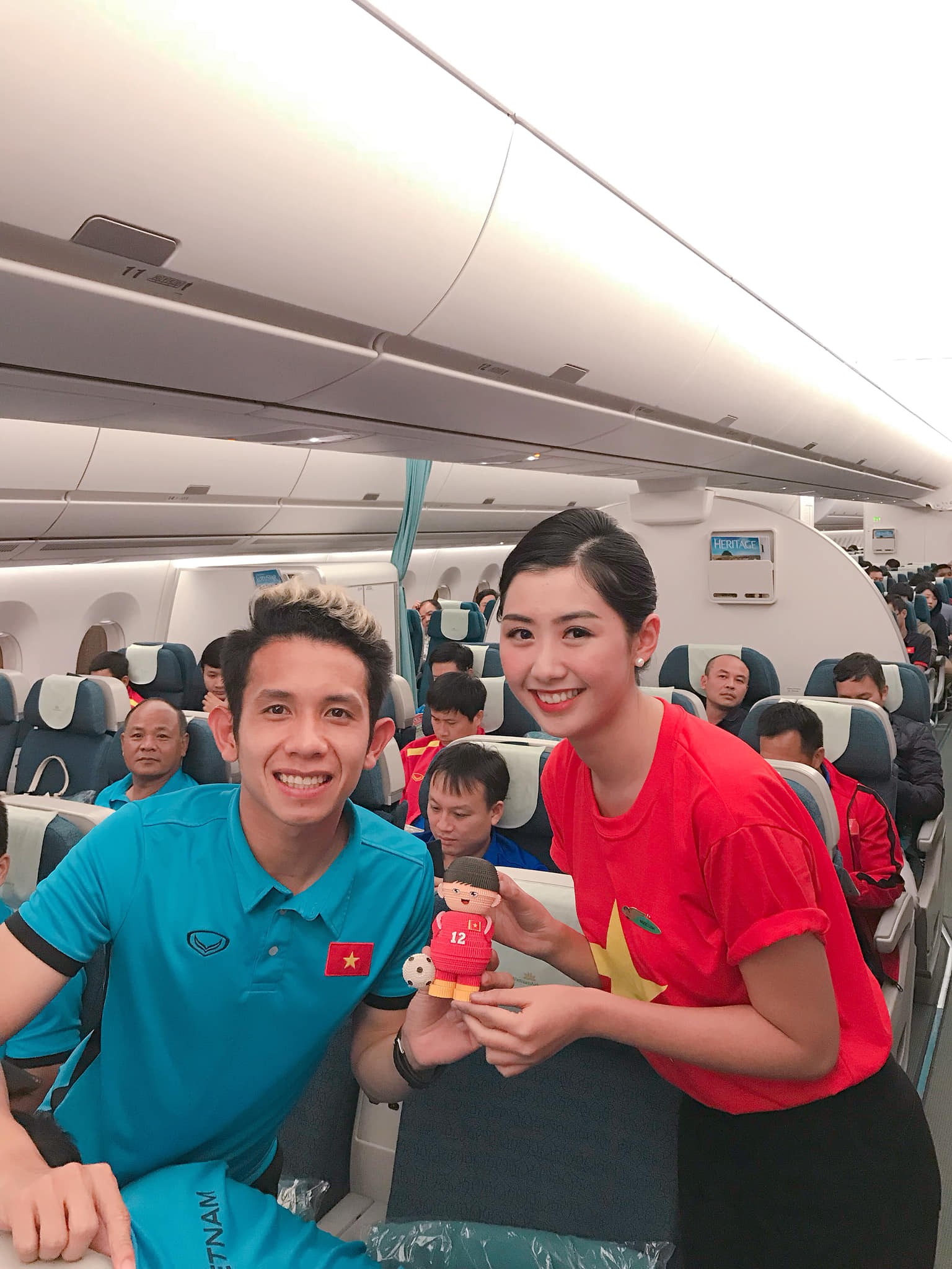 Nữ tiếp viên hàng không xinh đẹp gây bão mạng khi chụp ảnh chung với đội tuyển Việt Nam, tiết lộ bất ngờ về Quang Hải-1