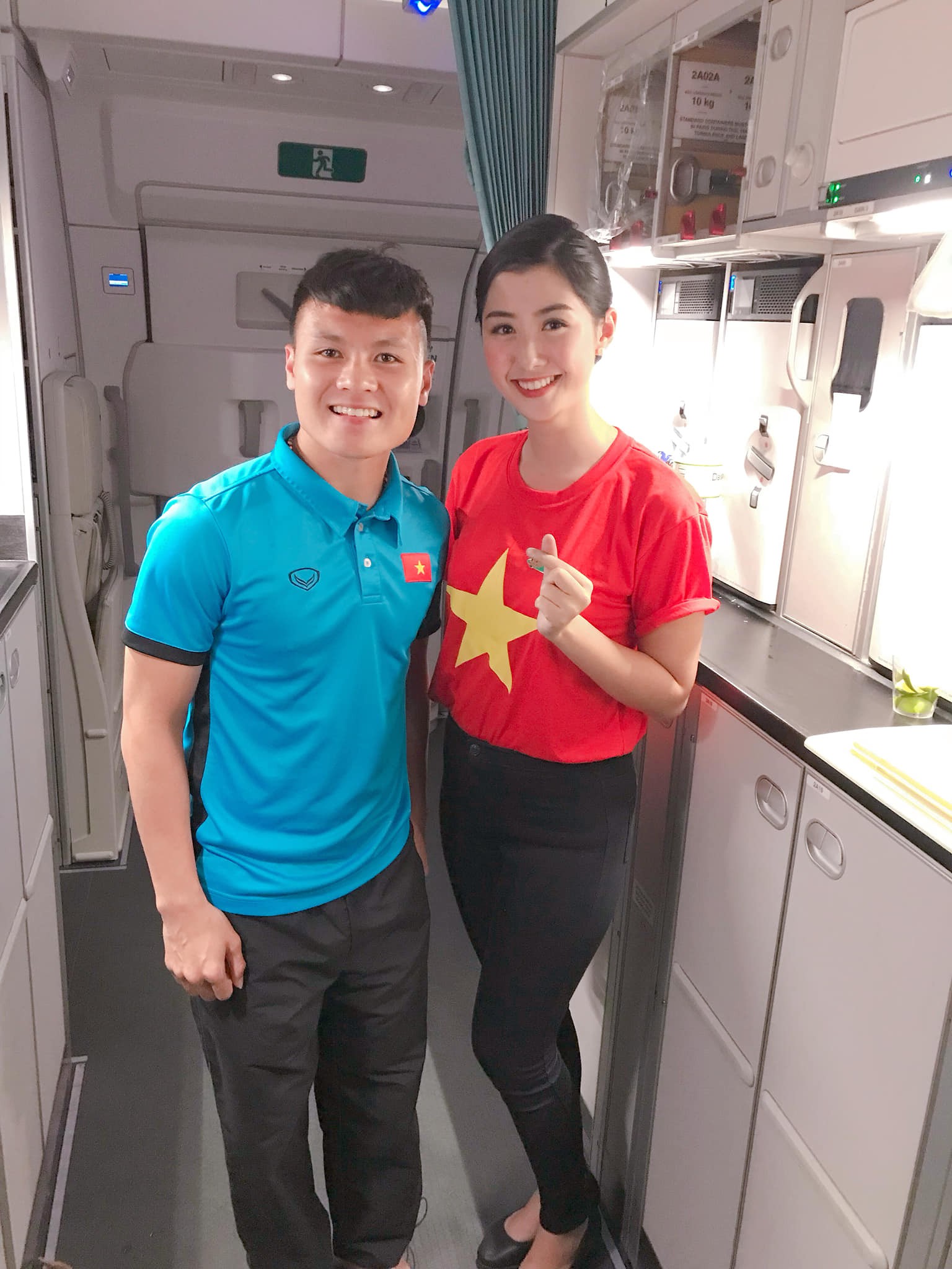 Nữ tiếp viên hàng không xinh đẹp gây bão mạng khi chụp ảnh chung với đội tuyển Việt Nam, tiết lộ bất ngờ về Quang Hải-2