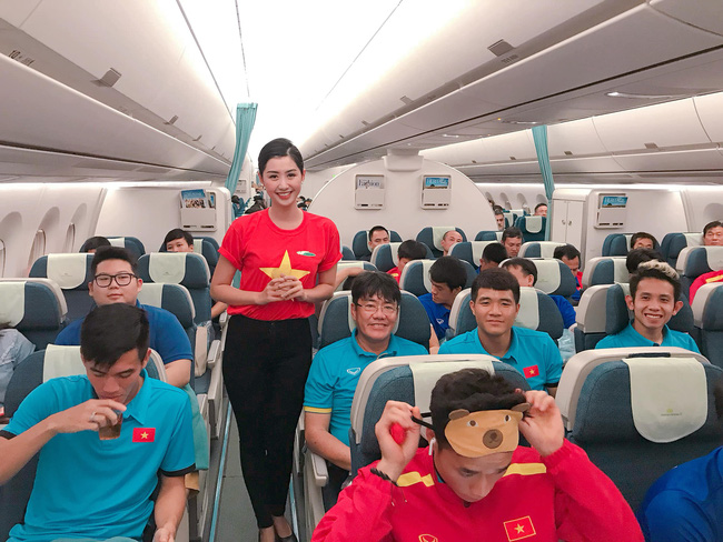 Nữ tiếp viên hàng không xinh đẹp gây bão mạng khi chụp ảnh chung với đội tuyển Việt Nam, tiết lộ bất ngờ về Quang Hải-3