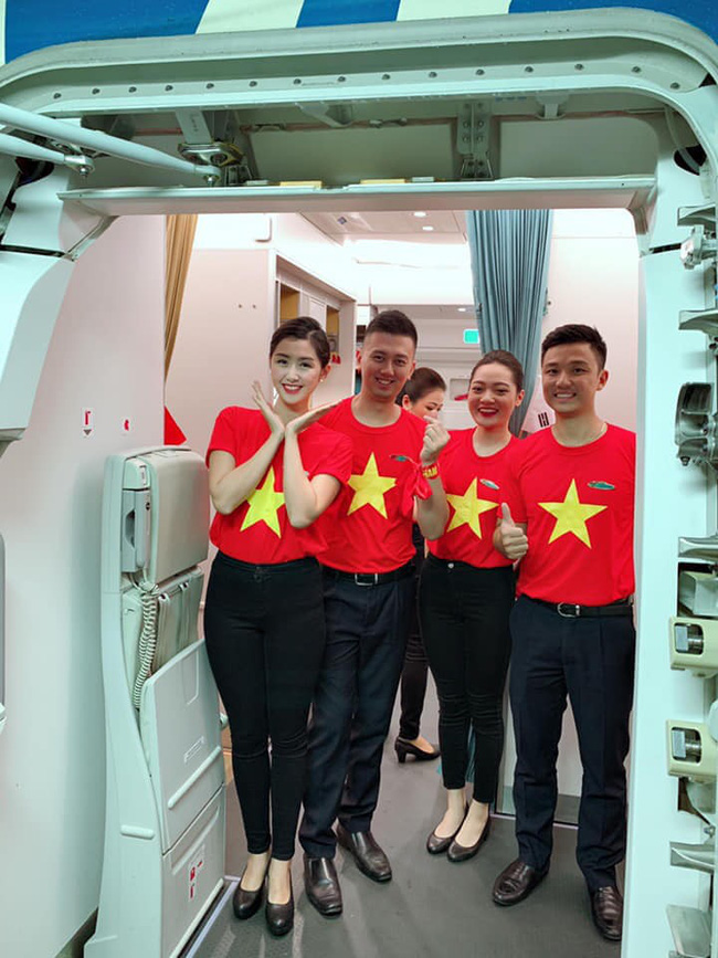Nữ tiếp viên hàng không xinh đẹp gây bão mạng khi chụp ảnh chung với đội tuyển Việt Nam, tiết lộ bất ngờ về Quang Hải-4