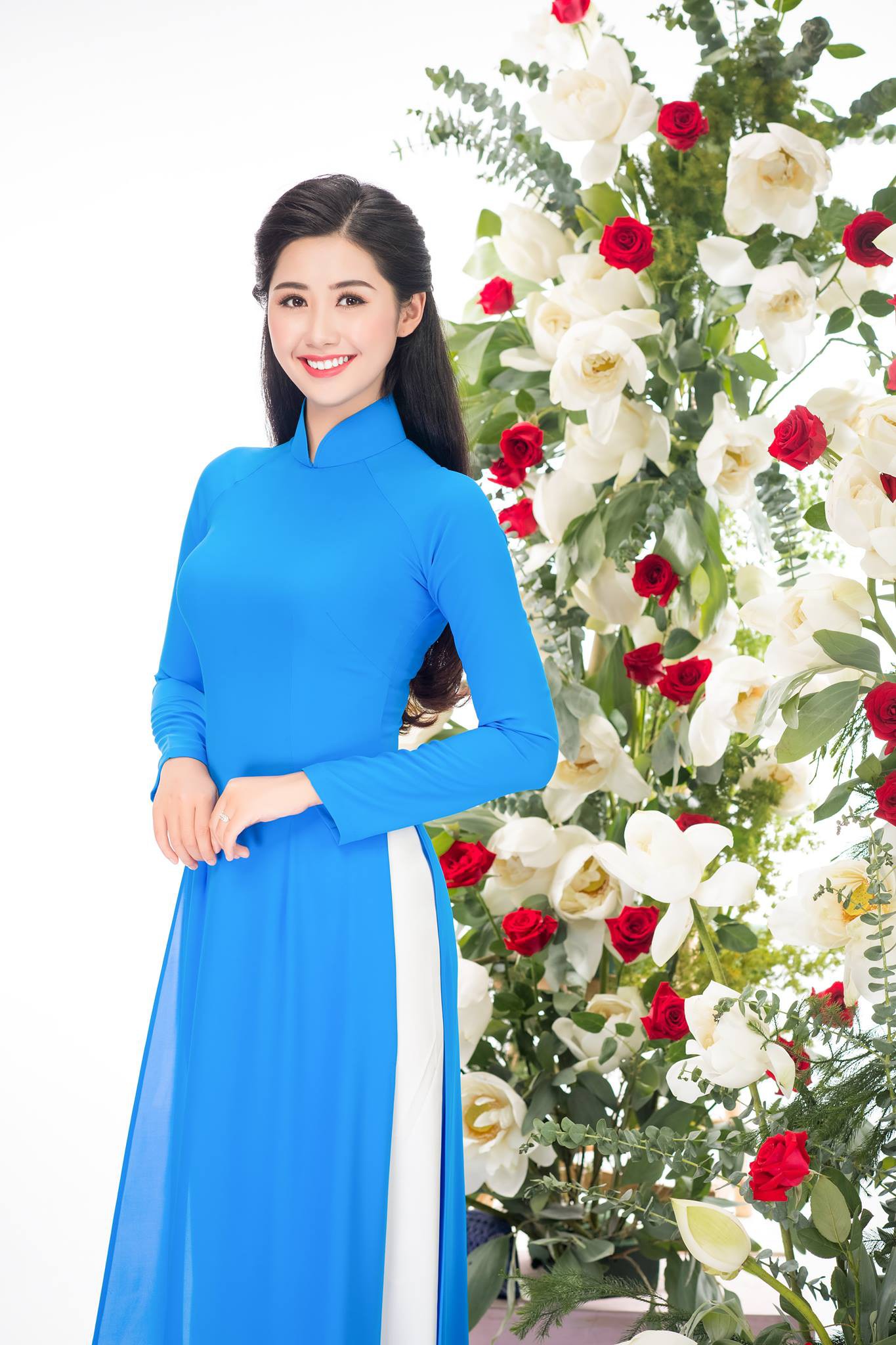 Nữ tiếp viên hàng không xinh đẹp gây bão mạng khi chụp ảnh chung với đội tuyển Việt Nam, tiết lộ bất ngờ về Quang Hải-5