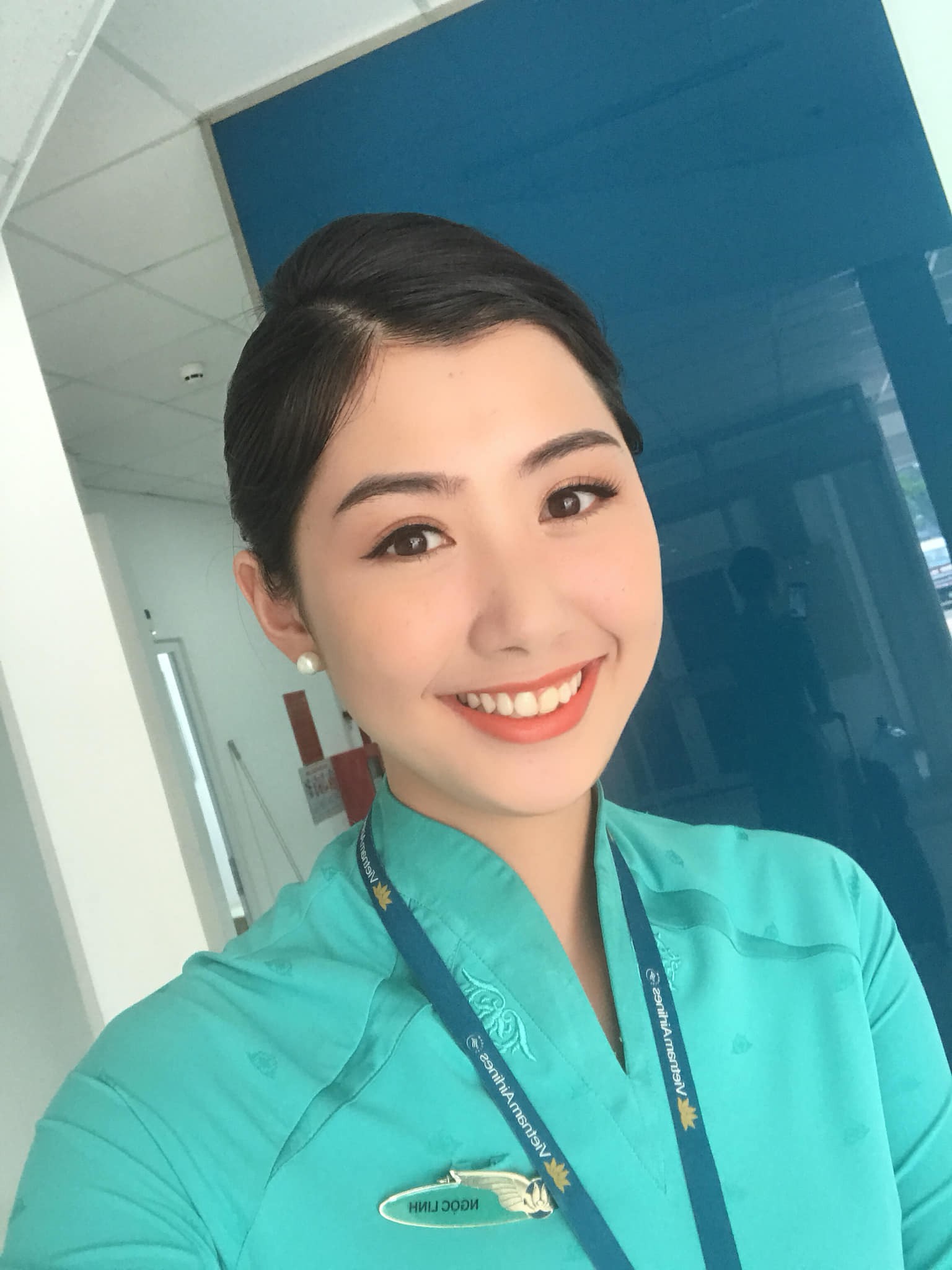Nữ tiếp viên hàng không xinh đẹp gây bão mạng khi chụp ảnh chung với đội tuyển Việt Nam, tiết lộ bất ngờ về Quang Hải-9