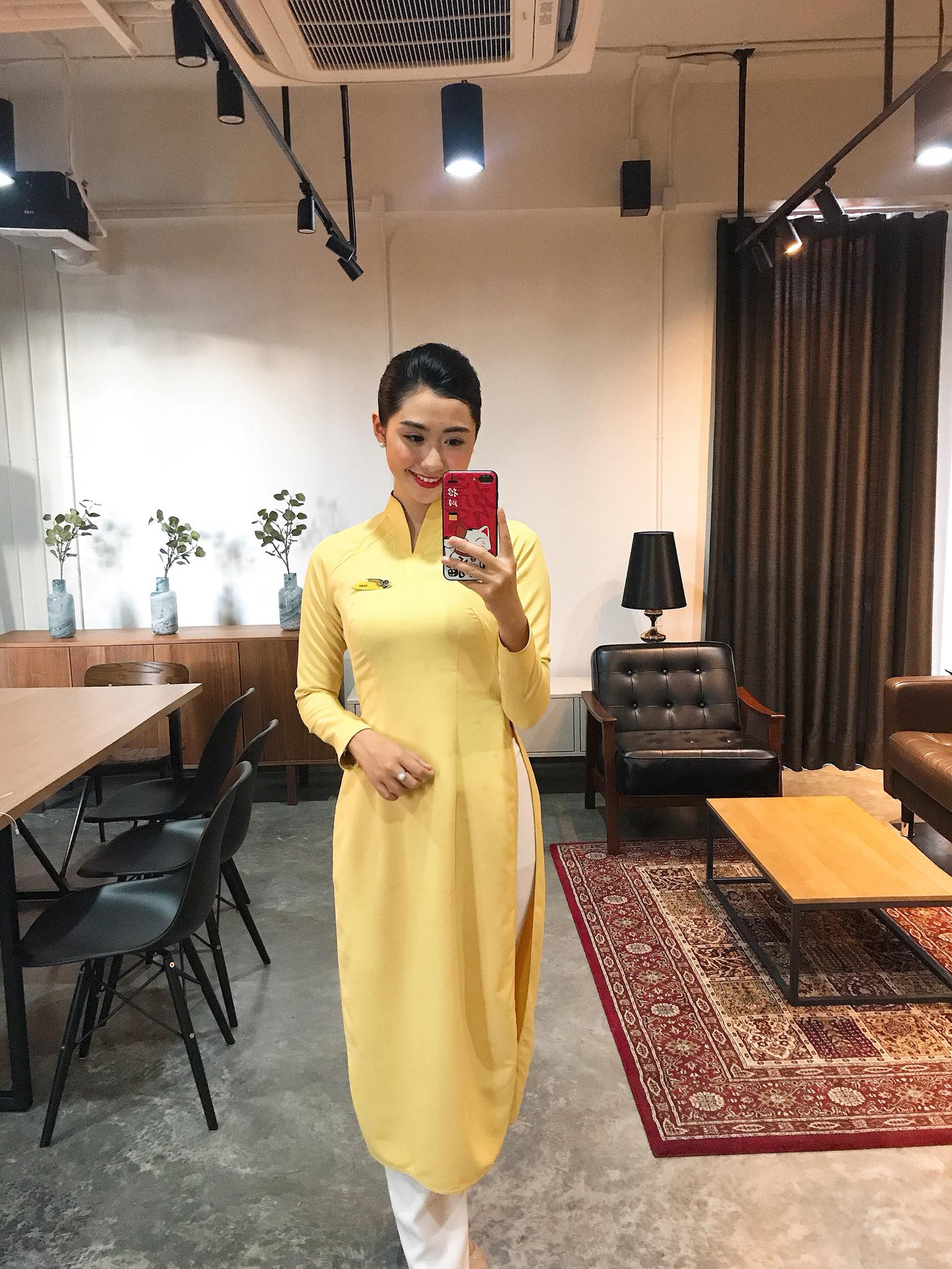 Nữ tiếp viên hàng không xinh đẹp gây bão mạng khi chụp ảnh chung với đội tuyển Việt Nam, tiết lộ bất ngờ về Quang Hải-10