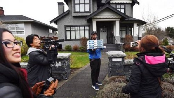 Công chúa Huawei mua pizza đãi nhà báo sau khi tại ngoại-2