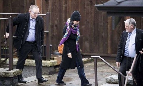 Công chúa Huawei mua pizza đãi nhà báo sau khi tại ngoại-3