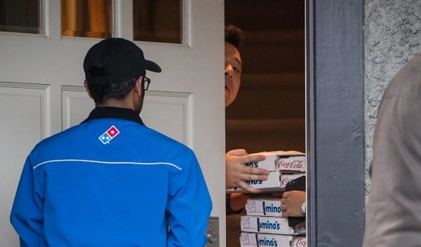 Công chúa Huawei mua pizza đãi nhà báo sau khi tại ngoại-1