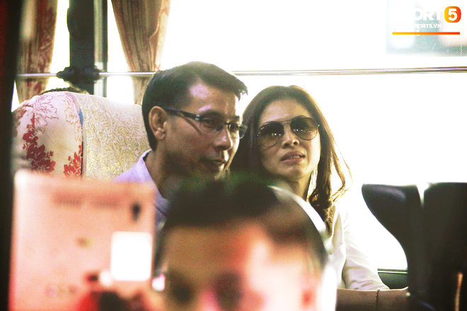 HLV trưởng Malaysia đi cùng người phụ nữ bí ẩn sang Việt Nam đá trận chung kết AFF Cup 2018-2