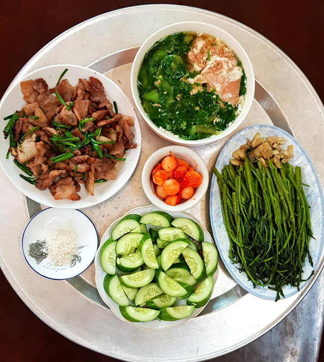 Tỉ mẩn trình bày đĩa rau xào cho mâm cơm hàng ngày, mẹ 2 con khiến chị em tranh cãi nảy lửa-1