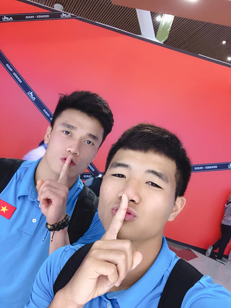 Các tuyển thủ Việt đăng ảnh cùng một biểu cảm nâng 1 ngón tay, dân tình lại đoán già đoán non-1