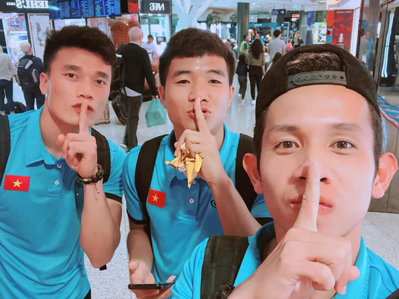 Các tuyển thủ Việt đăng ảnh cùng một biểu cảm nâng 1 ngón tay, dân tình lại đoán già đoán non-2