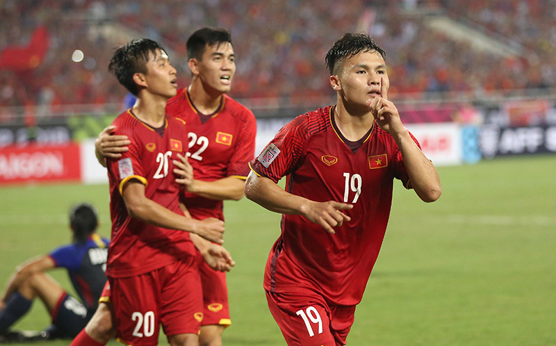 Các tuyển thủ Việt đăng ảnh cùng một biểu cảm nâng 1 ngón tay, dân tình lại đoán già đoán non-7