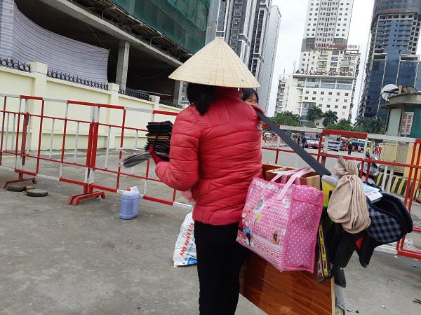 Phận nữ xe ôm trong những ngày giá rét: Tay lạnh cóng, nhường áo mưa cho khách vẫn cười-3