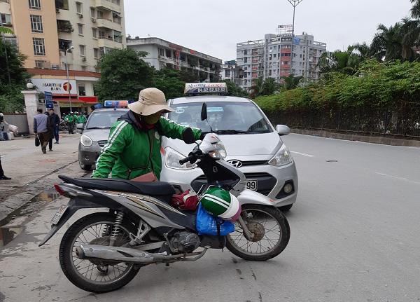 Phận nữ xe ôm trong những ngày giá rét: Tay lạnh cóng, nhường áo mưa cho khách vẫn cười-5