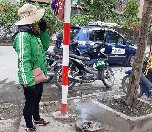 Phận nữ xe ôm trong những ngày giá rét: Tay lạnh cóng, nhường áo mưa cho khách vẫn cười-6