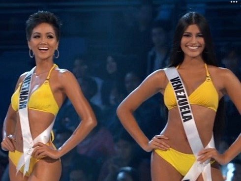 H'Hen Niê trình diễn bikini gợi cảm, tỏa sáng không kém Venezuela đêm bán kết Miss Universe 2018