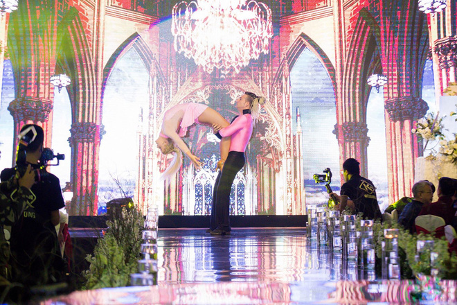 Siêu đám cưới 4,6 tỷ ở Hải Phòng: Chú rể rước bạch mã hiếm đi đón dâu, bước vào hội trường như lạc vào lâu đài cổ tích-13