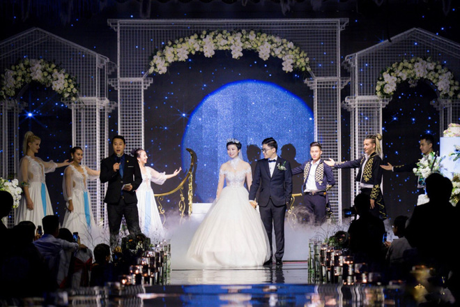 Siêu đám cưới 4,6 tỷ ở Hải Phòng: Chú rể rước bạch mã hiếm đi đón dâu, bước vào hội trường như lạc vào lâu đài cổ tích-8